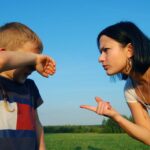 Когда ребенок "посылает" родителя, это может быть для родителя неприятной и даже оскорбительной ситуацией. В таком случае, важно помнить, что поведение ребенка не должно восприниматься как личная атака, а скорее как признак его неумения справиться с сильными эмоциями.