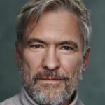 Мартин МакДугалл — актер с двойным англо-американским гражданством. Он родился в Эдинбурге в семье шотландца и матери-американки, но вырос в Нью-Джерси. Мартин учился в Колледже Вустера в Огайо, где изучал театр и историю искусств. После окончания бакалавриата, он провел два года в Академии драматического искусства Уэббера Дугласа в Лондоне, оттачивая свое актерское мастерство.