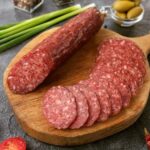 Пепперони - это вид итальянской колбасы, изготавливаемой из свиного мяса и различных специй. Колбаса пепперони изначально была создана в южных регионах Италии, но сегодня она широко известна во всем мире и используется как начинка для пиццы и бургеров, а также как закуска. Она обладает характерным острым вкусом, который создается за счет использования в специях перца чили и других острых перцев. Некоторые производители также могут добавлять в колбасу пепперони сушеные овощи, сыр и другие ингредиенты, чтобы создать более насыщенный вкус. В общем, пепперони - это достаточно популярный продукт на рынке готовой пищи и в ресторанных меню, благодаря своему богатому вкусу и удобству в использовании.