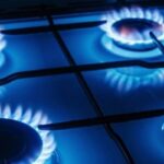 Запах газа, также известного как природный газ, обусловлен присутствием химического соединения под названием меркаптан. Меркаптан - это разновидность серосодержащего органического соединения, которое добавляется в природный газ для облегчения обнаружения утечек. Это соединение обладает сильным и неприятным запахом, который часто описывают как похожий на запах тухлых яиц или серы.
