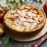 Шарлотка - это классический десерт, который можно приготовить дома с минимальными усилиями. Вот простой рецепт, как приготовить шарлотку: