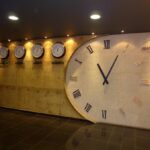 Традиция вешать часы с лондонским временем в отелях возникла в прошлом, когда Лондон был центром мирового времени. В то время часы в Лондоне были самыми точными и надежными, поэтому они использовались в качестве эталона времени в других городах и странах.