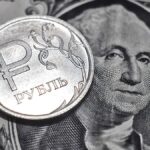 Когда говорят о фиксированном курсе валюты, это означает, что ее курс устанавливается центральным банком или правительством на определенном уровне относительно другой валюты или набора валют. Фиксированный курс может быть полностью жестким, когда он не подвержен колебаниям и изменениям, или полу-жестким, когда его допускается изменять в пределах определенных диапазонов.