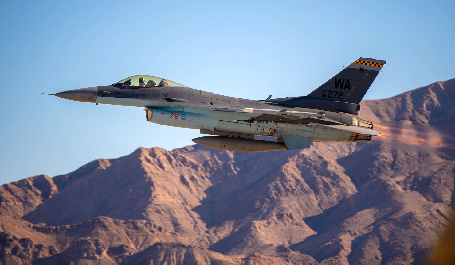 F-16 Fighting Falcon (боевой сокол F-16) - это многоцелевой истребитель, разработанный компанией General Dynamics (сейчас - Lockheed Martin) в 1970-х годах для ВВС США. F-16 был создан для замены стареющих истребителей F-4 Phantom II и A-7 Corsair II. F-16 является одним из наиболее распространенных и успешных истребителей в мире, используемых многими странами, включая США, Израиль, Турция, Японию, Корею и другие. Он способен выполнять широкий спектр задач, включая воздушный бой, бомбардировку, ближнюю и дальнюю разведку, а также обеспечение боевой поддержки.