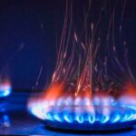 Природный газ образуется из остатков древних растений и животных, которые были погребены под землей на протяжении миллионов лет. Когда органическое вещество разлагается, оно выделяет метан и другие газы, которые могут задерживаться в пористых породах и геологических формациях.