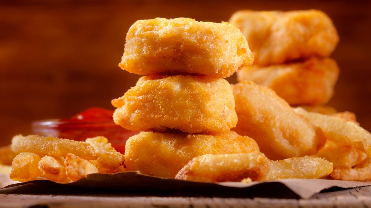 У курицы на теле нет области под названием "наггетс". Слово "Nuggets" переводится с английского как "самародок". Наггетсы обычно приготавливаются из куриного грудного мяса, которое нарезается на маленькие кусочки, которые затем обваливаются в яйце, муке и панировочных сухарях. Затем наггетсы обычно жарятся во фритюре до золотистого цвета и подаются с соусом.