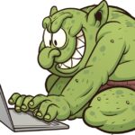 В интернет-сленге "тролль" обычно относится к человеку, который намеренно раздражает, провоцирует или создает конфликт в онлайн-сообществах, форумах, социальных сетях и т.д. Такие люди, как правило, пишут провокационные или оскорбительные комментарии, создают спорные темы для дискуссий, чтобы вызвать отрицательные реакции у других участников. Тролли могут также использовать ложные и непроверенные сведения, чтобы вызвать панику или недоверие к каким-то событиям или личностям.