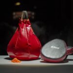 Боксёрская груша не похожа на обычную грушу, потому что ее форма и размер специально созданы для тренировки боксёров. Боксёрская груша обычно имеет форму круга или овала и может быть различных размеров и веса, в зависимости от целей тренировки.