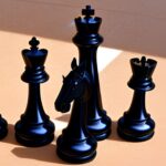 Шахматы - это спорт, поскольку они требуют физических и умственных навыков спортсмена. Хотя шахматы часто рассматриваются как настольная игра, уровень мастерства, необходимый для игры на высоком уровне, схож с уровнем мастерства в спорте. В этой статье я объясню, почему шахматы - это спорт, и выделю некоторые ключевые атрибуты, которые делают шахматы сложным и требовательным видом деятельности.