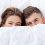 FWB является аббревиатурой, которая обозначает "Friends with Benefits" (друзья с выгодами). Этот термин описывает сексуальные отношения между двумя людьми, которые не находятся в романтических отношениях друг с другом, но используют друг друга для удовлетворения своих физических потребностей.