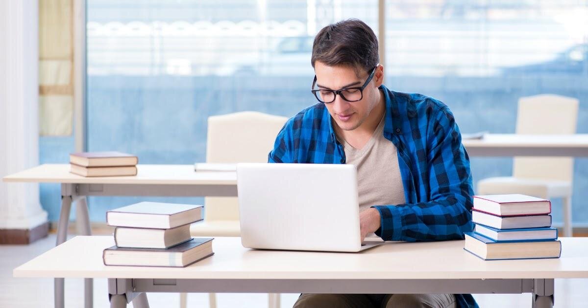 Заочное обучение – это форма обучения, при которой студенты получают образование в отсутствие присутствия на лекциях и занятиях в аудитории, используя различные дистанционные технологии обучения, такие как онлайн-курсы, видеолекции, вебинары, электронные учебники и т.д.