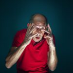 Паническая атака - это внезапный, интенсивный приступ страха и тревоги, который может длиться несколько минут или даже дольше. Это распространенное психическое расстройство, которое затрагивает людей всех возрастов и может быть вызвано различными факторами, такими как стресс, травма или фобия.
