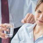 Мигрень - это вид головной боли, которая может вызывать сильную боль и другие симптомы, такие как чувствительность к свету, звуку или запахам. Она также может вызывать тошноту, рвоту и изменения в зрении. Мигрень может быть изнурительной и мешать повседневной деятельности, влияя как на личную, так и на профессиональную жизнь.