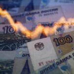 Девальвация относится к ситуации, когда валюта страны теряет свою ценность по отношению к другим валютам. Это может произойти по разным причинам, таким как плохие экономические показатели страны, увеличение государственного долга, политическая нестабильность или снижение спроса на экспорт страны. Когда валюта обесценивается, это означает, что требуется больше этой валюты для покупки того же количества товаров или услуг, что и раньше.