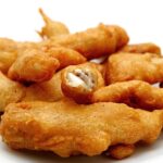 Рыба в кляре - это блюдо, приготовленное из кусочков рыбы, покрытых тонким слоем теста и обжаренных во фритюре или на сковороде с маслом до золотистой корочки. Кляр для приготовления обычно состоит из муки, яйца, соли, специй и жидкости (обычно воды или молока). Рыба в кляре очень популярна во многих кухнях мира, включая американскую, британскую, азиатскую и европейскую кухни. Рыба в кляре может быть подана в качестве главного блюда или закуски и обычно подается с соусом или салатом.