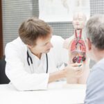 Уролог - это врач, который специализируется на диагностике, лечении и лечении заболеваний, связанных с мочевыводящими путями и мужской репродуктивной системой. Это высококвалифицированные врачи, окончившие медицинскую школу и ординатуру по урологии. Урологи используют различные диагностические инструменты и методы лечения, чтобы помочь пациентам с урологическими заболеваниями добиться лучших результатов. В этой статье мы подробно рассмотрим роль и обязанности уролога.