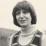 Элейн Хэтфилд, американский социальный психолог, ранее известная как Элейн Уолстер, известна своей новаторской работой по научному исследованию любви, которую она провела вместе с Эллен С. Бершайд. В настоящее время она является профессором кафедры психологии в Гавайском университете. В 1959 году Хэтфилд получила степень бакалавра искусств по психологии и английскому языку в Мичиганском университете, а в 1963 году - степень доктора философии в Стэнфордском университете.
