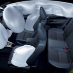 Подушка безопасности (airbag) - это устройство, предназначенное для защиты водителя и пассажиров автомобиля в случае аварии или столкновения. Она работает в сочетании с ремнями безопасности и служит для смягчения и распределения силы удара.