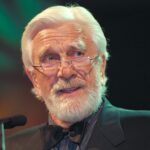 Лесли Уильям Нильсен (11 февраля 1926 - 28 ноября 2010) был канадским актером и комиком. Его карьера длилась 60 лет, он снялся в более чем 100 фильмах и 150 телевизионных программах, сыграв более 220 персонажей. В этой статье мы привели 32 факта из жизни актёра: