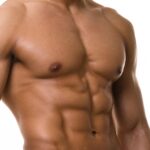 Соски издавна ассоциируются с женственностью и грудным вскармливанием, что заставляет многих задаваться вопросом, почему мужчины обладают этими, казалось бы, лишними анатомическими особенностями. Хотя это правда, что мужчины обычно не используют свои соски для выполнения их основной биологической функции, их существование служит интересной эволюционной цели. В этой статье мы погрузимся в загадку мужских сосков, исследуем их значение и прольем свет на причины их наличия.