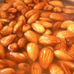 Орехи - это невероятно питательный и универсальный продукт, обладающий широким спектром полезных свойств. Они богаты необходимыми питательными веществами, полезными жирами и антиоксидантами, что делает их отличным дополнением к любой диете. Однако задумывались ли вы, почему часто рекомендуется замачивать орехи? В этой статье мы расскажем о пользе замачивания орехов и о том, как этот простой процесс может повысить их питательную ценность и сделать их еще более приятными для употребления.