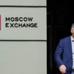На фондовом рынке акции можно разделить на два основных вида: обыкновенные и привилегированные. Отличия между ними связаны с правами, предоставляемыми их владельцам. Обыкновенные акции предоставляют право голоса на собраниях акционеров, но не гарантируют дивиденды. Владельцы привилегированных акций получают заранее определенные дивиденды, чаще всего в виде процента от прибыли компании, но не имеют права голоса на собраниях.