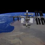 Это действительно хороший вопрос. Короткий ответ: космонавты и астронавты привозят кислород с Земли и получают его, пропуская электричество через воду. Это называется электролизом.