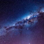 Для большинства из нас, живущих в XXI веке, галактика Млечный Путь является недосягаемым зрелищем. Для этого необходимо покинуть хорошо освещенные дома и улицы и отправиться за пределы городов и пригородов в малонаселенные районы. Как только световое загрязнение уменьшится до незначительного уровня, Млечный Путь можно будет легко заметить на небе в ясные безлунные ночи. Особенно ярко Млечный Путь виден в конце лета и начале осени в Северном полушарии. Одними из лучших мест для наблюдения Млечного Пути являются национальные и государственные парки, где жилая и промышленная застройка сведена к минимуму. В некоторых из этих парков проводятся специальные мероприятия по наблюдению за небом, которые обязательно стоит посетить, особенно в течение двух недель после новолуния, когда тусклым звездам и Млечному Пути не приходится конкурировать с блеском Луны.