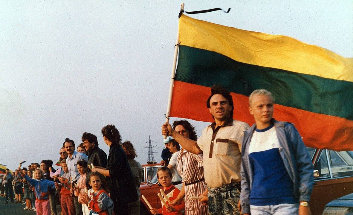 Недовольство советской национальной политикой в СССР можно объяснить несколькими факторами. Одним из причин неприязни этнической политикой являлось политика русификации, направленная на развитие русской культуры и языка при подавлении культур и языков других национальностей в СССР, вызывала недовольство и недовольство нерусских этнических групп. Эта политика породила у этих групп чувство маргинализации и отчуждения, что привело к росту недовольства советским правительством.