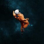 Если астронавт случайно отдалился от станции более чем на полметра без использования страховочного троса, это приведет к крайне опасной ситуации. В таком случае ему не будет, к чему прицепиться, и он не сможет вернуться обратно на МКС, поскольку не будет точки отталкивания. Он начнет медленно дрейфовать в направлении, в котором был сделан последний толчок.