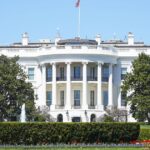 Резиденция президента США, находящаяся по адресу 1600 Пенсильвания-авеню в Вашингтоне, округе Колумбия, выделяется сверкающим белым фасадом при солнечной погоде.