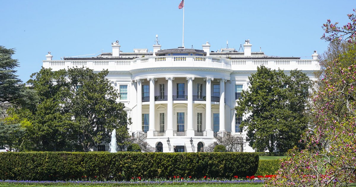 Резиденция президента США, находящаяся по адресу 1600 Пенсильвания-авеню в Вашингтоне, округе Колумбия, выделяется сверкающим белым фасадом при солнечной погоде.