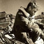 В канун Рождества 1979 года Советский Союз начал вторжение в Афганистан, своего среднеазиатского соседа на юге. Сначала он сбросил с воздуха элитные войска в главные афганские города. Вскоре после этого он перебросил моторизованные дивизии через границу. Через несколько дней КГБ, проникший в афганский президентский дворец, отравил президента и его министров, что помогло начать поддерживаемый Москвой переворот и установить нового марионеточного лидера, Бабрака Кармаля. Вторжение спровоцировало жестокую гражданскую войну в Афганистане, продолжавшуюся девять лет.