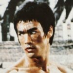 В то время официальные лица заявили, что причиной смерти стал церебральный отек - отек мозга, что вызвало множество предположений. Однако в новой исследовательской работе выдвигается предположение, что смерть Ли была вызвана "неспособностью почек выводить избыток воды".