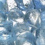 Если вы окажетесь в США и закажете в ресторане стакан воды, почти наверняка он будет с кубиками льда. Для американцев это привычно, но для многих россиян такое пристрастие кажется странным, особенно если на улице прохладно. Откуда у американцев такая любовь к ледяной воде?